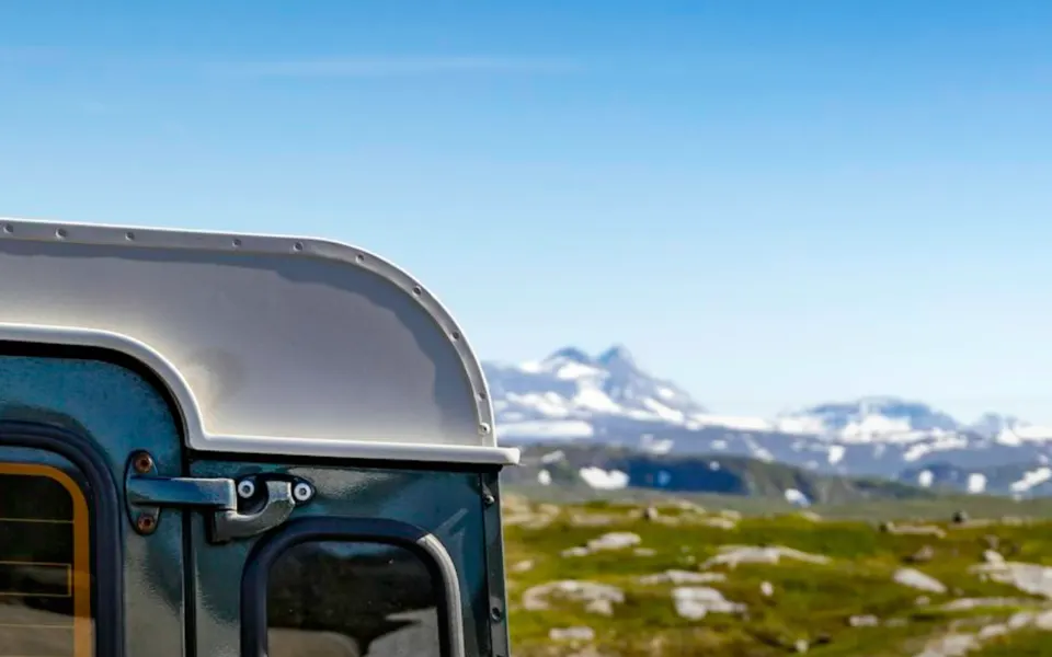 Partea de sus a unui site demonstrativ pentru un service auto off-road